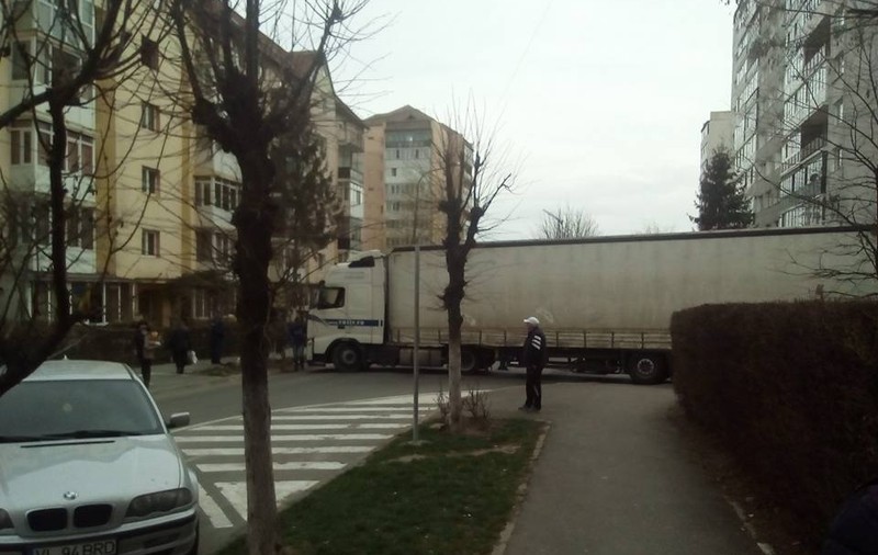 Tupeu de camionagiu! S-a ”strecurat” cu TIR-ul între blocuri și acolo a rămas!