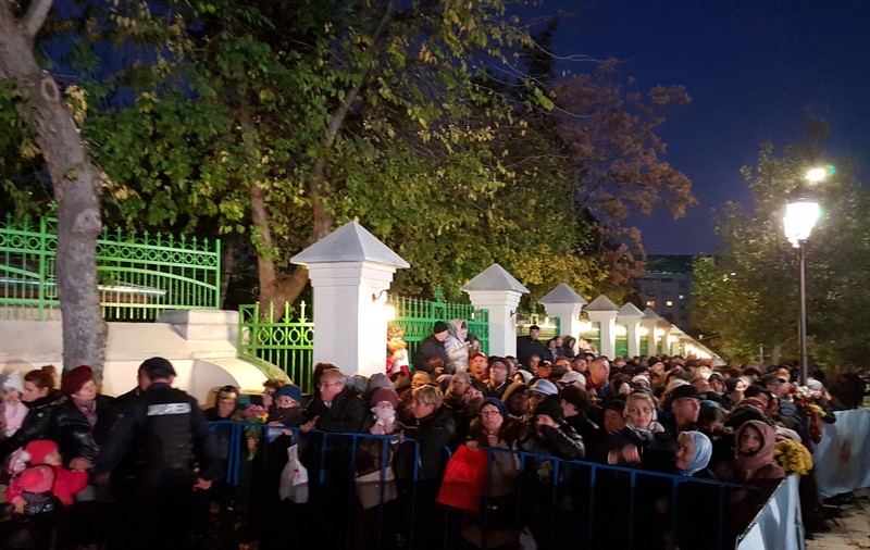 FOTO&VIDEO/ Sfânta Liturghie oficiată de Patriarhul Daniel și Patriarhul Kiril. Mii de oameni stau la coadă pe Dealul Mitropoliei