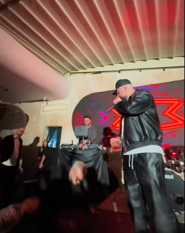 Mario Fresh a căzut de pe scenă în timpul concertului. Imaginile au devenit virale