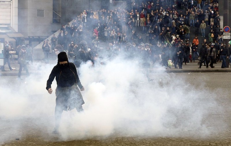 FOTO&VIDEO UPDATE / Incidente violente la mitingul de 1 Mai din Paris. Trei polițiști răniți după ce s-a aruncat cu proiectile și cu cocteiluri Molotov