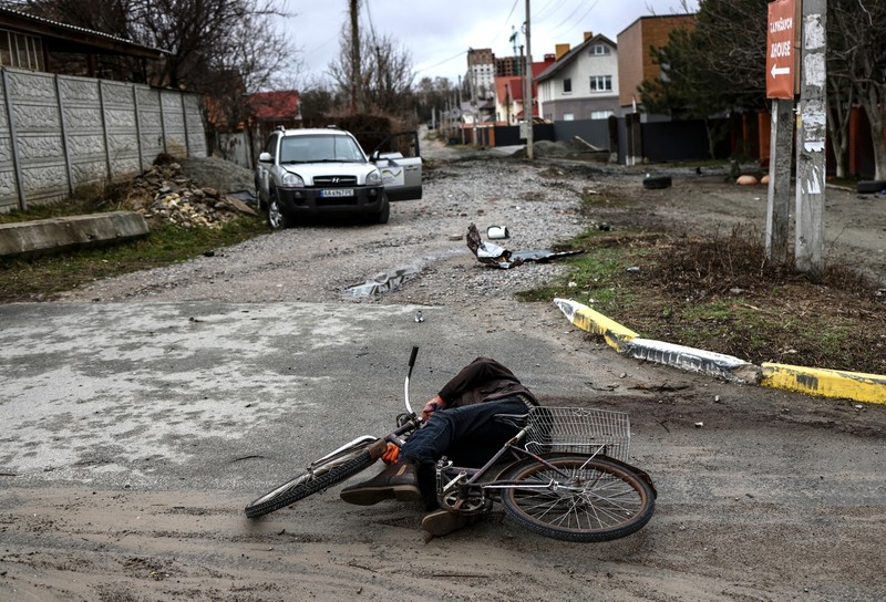 Un bărbat mort, lăsat pe marginea drumului Foto: Profimedia
