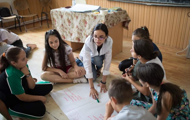 O profesoară le explică elevilor din două comune din Brașov cum să se ferească de fake news și de droguri: „Ei m-au rugat să mă gândesc la un astfel de proiect”