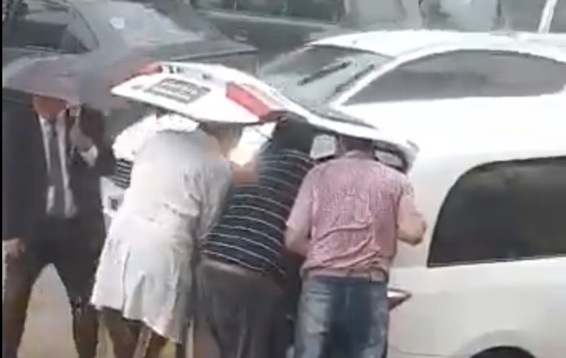 VIDEO | Șoferul unui dric a mers imediat la spital când a început să audă zgomote din sicriu! Ce au descoperit medicii când au inspectat trupul neînsuflețit