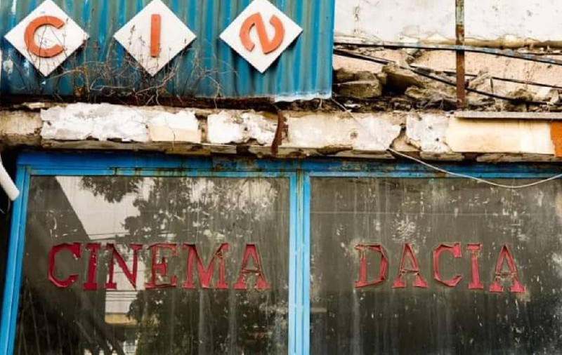 Cum a fost prăduit fostul cinema Dacia din Galați, ziua în amiaza mare, de aparate IT care costă 3.000 de lei