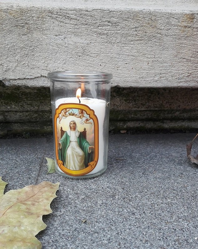 VIDEO& FOTO | Altar de flori și lumânări la Palatul Regal, în memoria Regelui Mihai