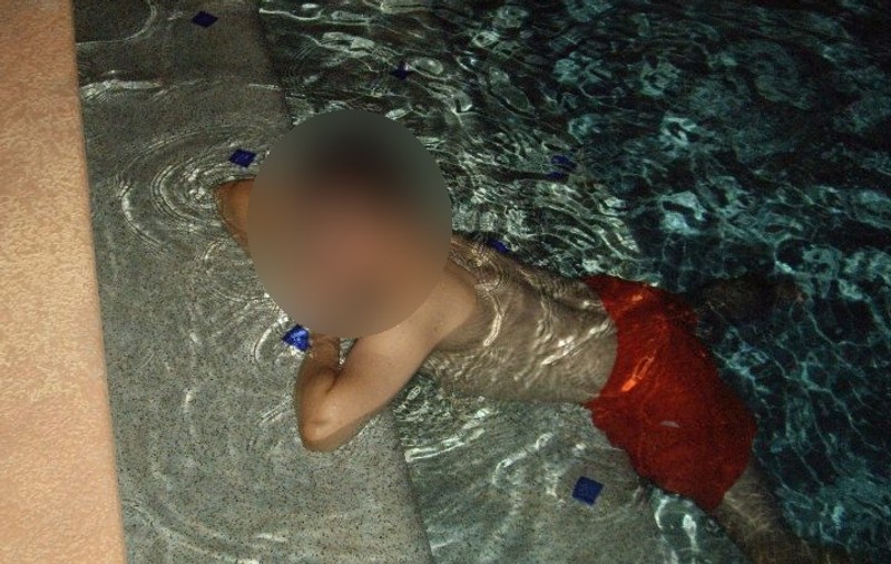 Un designer de la noi, la miezul nopţii în piscină! Ghici cine este | FOTO