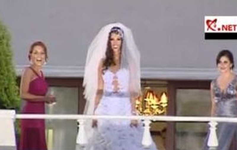 Alina Borcea, scena balconului. Mireasa a salutat mulțimea ca o divă