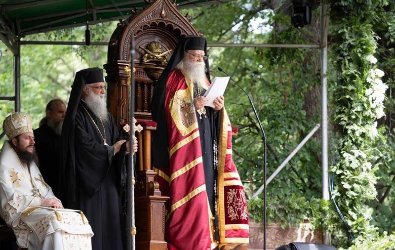 Arhiepiscopul Sucevei şi Rădăuţilor: Preoţii prinşi că "citesc viitorul" prin "deschiderea cărţii" riscă să fie daţi afară