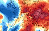 Harta meteorologică a Europei cu anomaliile termice, evidențiind temperaturi extrem de ridicate în centrul și estul continentului, marcate cu roșu intens, și temperaturi mai scăzute în vest, reprezentate prin nuanțe de albastru.   