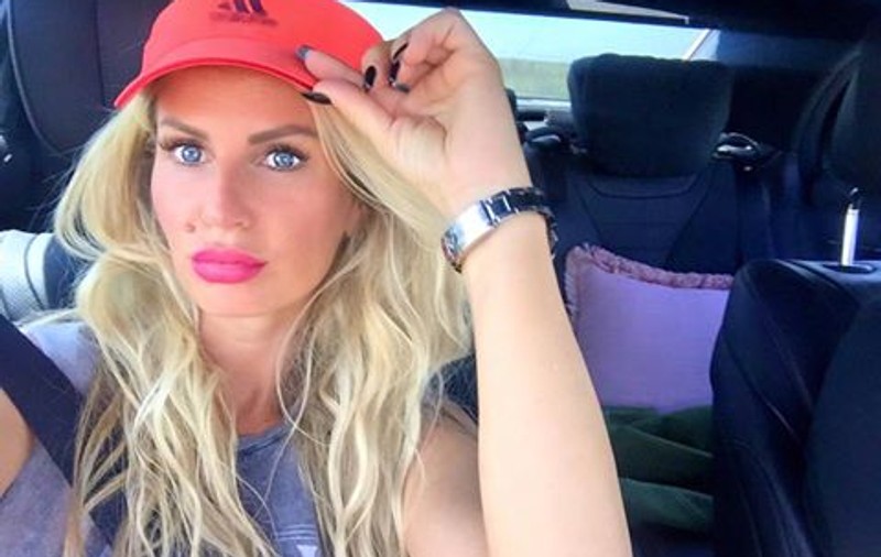 Andreea Bănică, în cea mai sexy ținută. Și-a dezgolit burtica de gravidă