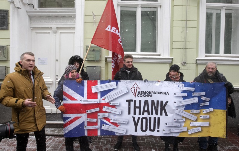 Marea Britanie a început să-și retragă personalul de la ambasada din Kiev, pe fondul escaladării tensiunilor de la granița Ucrainei