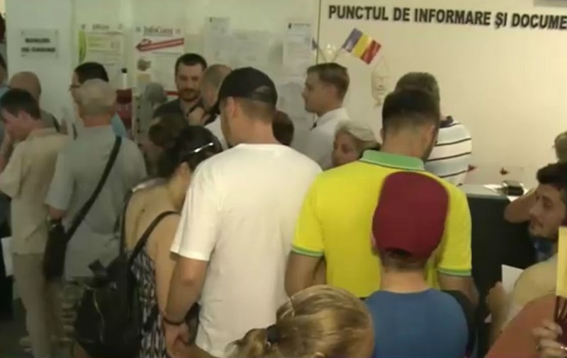 VIDEO | Aglomerație la Primăria Capitalei pentru voucherele de biciclete. Unei femei i s-a făcut rău la coadă și a leșinat
