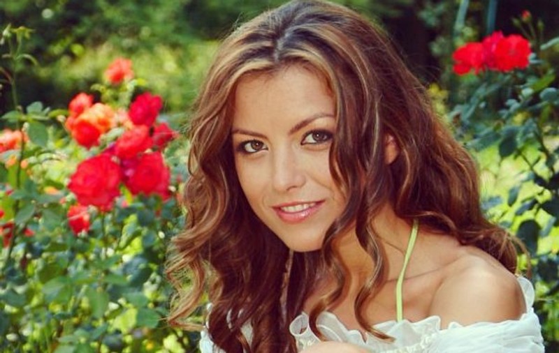 Decolteul ăsta te va înnebuni! Elena Gheorghe, într-o rochie FĂRĂ SUTIEN! | FOTO