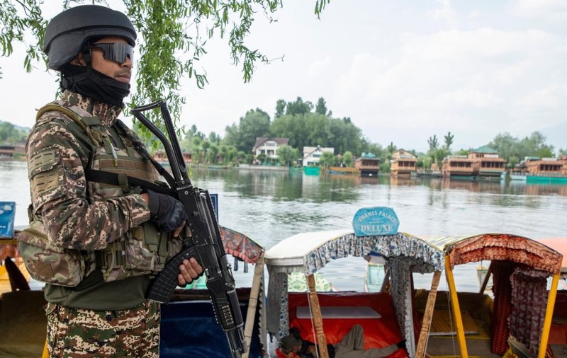 India acuză Pakistanul de „încălcări multiple”, la doar câteva ore după ce au convenit „încetarea completă şi imediată a focului”