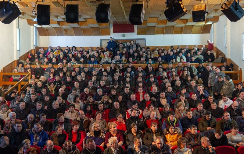 VIDEO | Dezbatere cu rugăciuni în comuna Ditrău. Aproape 300 de localnici s-au adunat pentru a discuta cazul celor doi srilankezi angajați la brutărie
