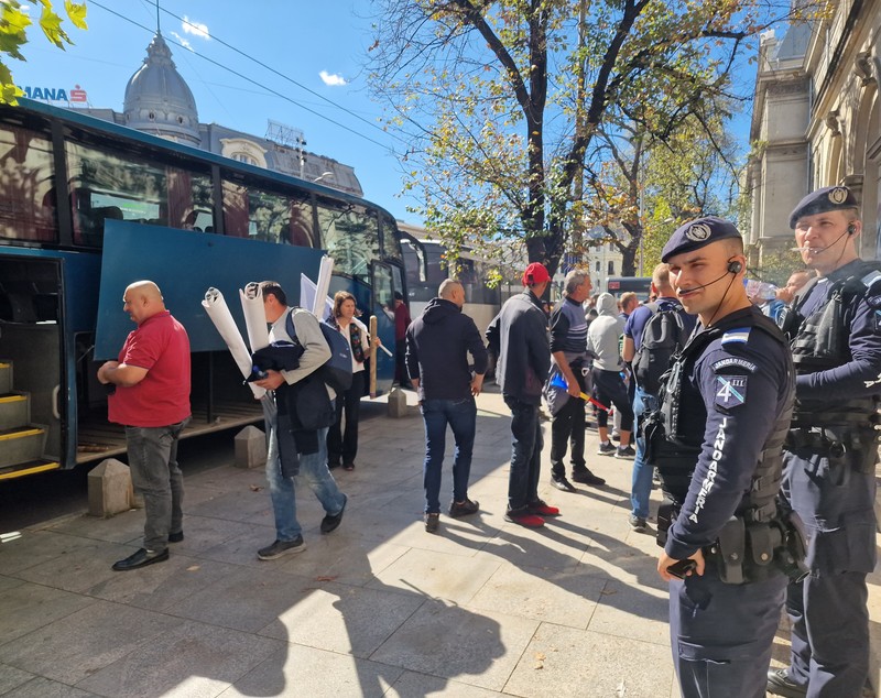 Scandal între taberele Simion și Șoșoacă, la protestul AUR. Manifestanții, despărțiți de jandarmi