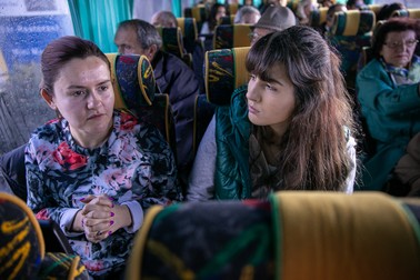 Reporterul Libertatea (dreapta), alături de Vanisa (stânga) care încearcă să-și convingă părinții să se mute cu ea în Tirana