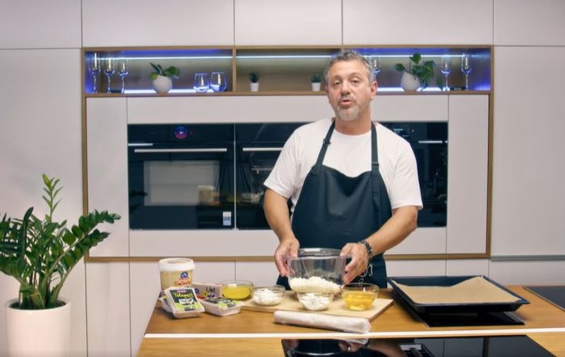 Sorin Bontea a dezvăluit rețeta sa de plăcintă cu telemea, brânză și smântână: „E simplă și gustoasă”