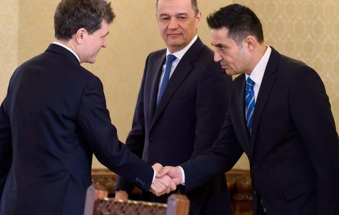 Secretarul general al PSD, Claudiu Manda, dă mâna cu președintele Nicușor Dan pe 18 mai 2026, la Cotroceni, înaintea consultărilor pentru noul premier. Președintele PSD, Sorin Grindeanu, privește. Foto: Profimedia