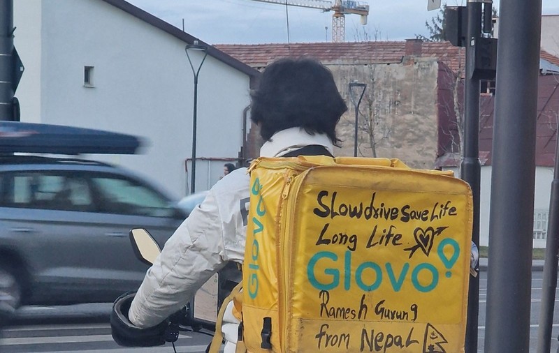 Reguli stricte pentru curierii care livrează mâncare în Cluj. Firmele care nu le respectă vor fi amendate