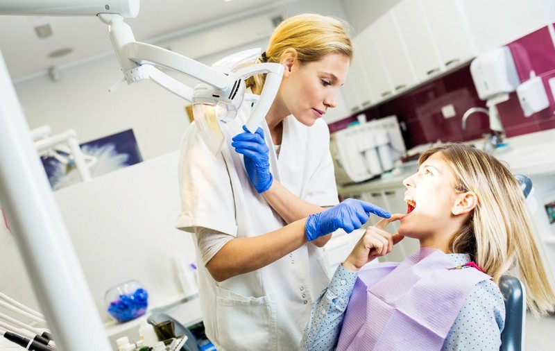 Poți muri de la un implant dentar? Află care sunt riscurile