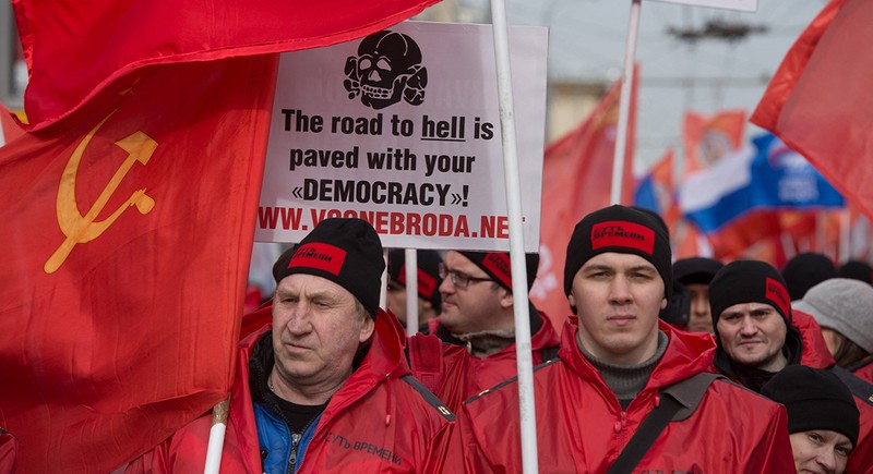 Activiștii pro-Kremlin mărșăluiesc la Moscova, pe 15 martie 2014, în timpul unui miting de susținere a mișcării Rusiei asupra Crimeei | Foto: Profimedia