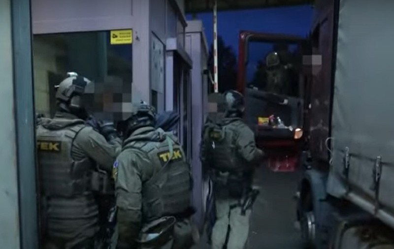 Vameșii maghiari care au cerut unui camionagiu 1.500 de euro ca să-l lase să intre în România, arestați cu mascații. VIDEO
