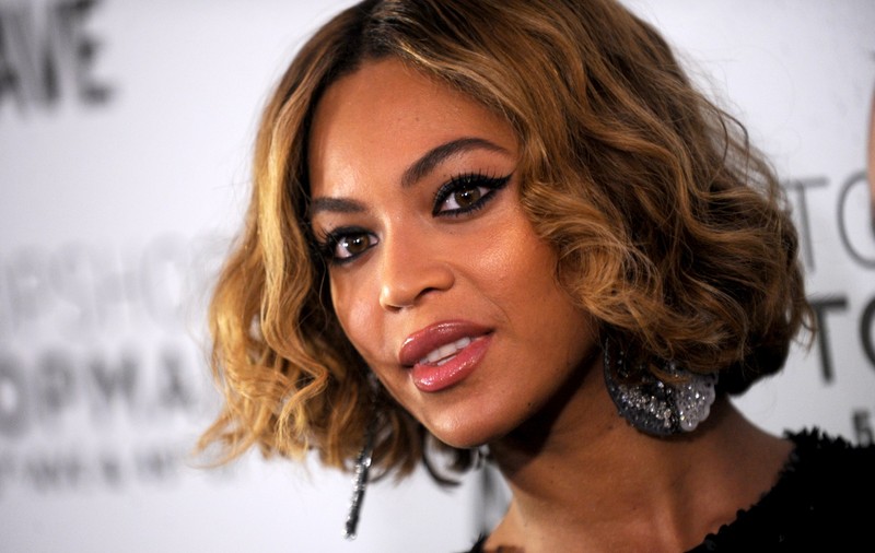 ATENȚIE, ȘOCANT! BEYONCE, comportament FOARTE CIUDAT! SE UITĂ ÎN GOL, SE LEAGĂNĂ fără MUZICĂ și ESTE TOTAL ABSENTĂ, lângă SOȚUL EI! VIDEO