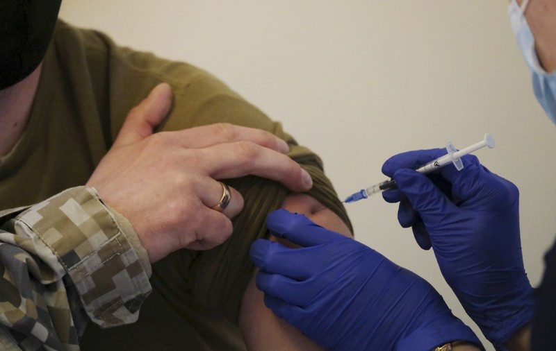 Letonia introduce vaccinarea obligatorie anti-COVID a angajaților din învățământ