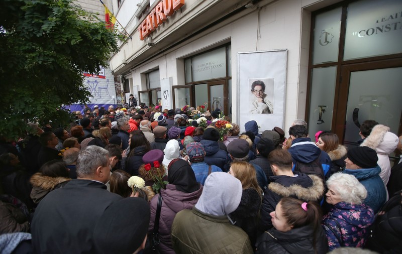 FOTO&VIDEO. Pelerinaj la căpătâiul Stelei Popescu. Trupul actriței, depus la Teatrul de Revistă Constantin Tănase