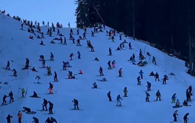 Motivul pentru care zeci de schiori coboară de-a bușilea, pe o pârtie din Austria | VIDEO