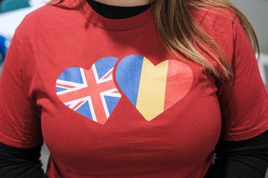 Eva Pricop poartă un tricou cu steagurile Angliei și României în formă de inimă la petrecerea de Ziua Națională a României organizată de pastorii britanici de la Biserica Evanghelică engleză din Dunstable, UK. 1 decembrie 2021