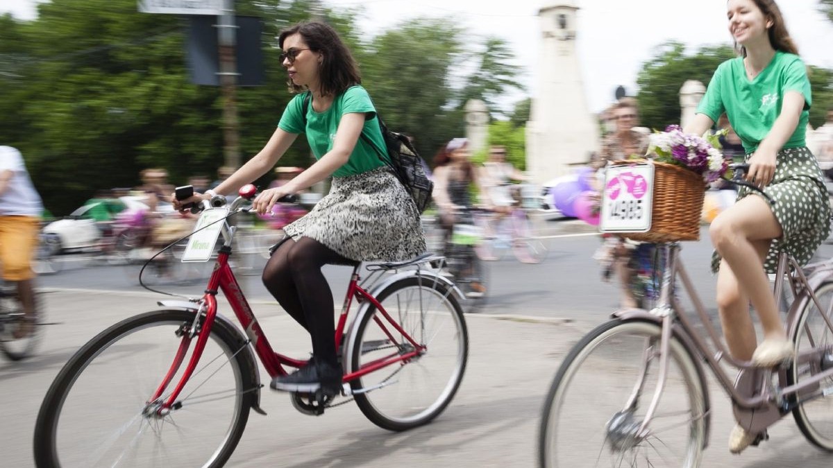 Cateva sute de bicicliste participa la evenimetul "Cochete pe biciclete" organizat de Verde pentu Biciclete, duminica, 24 mai 2015, Timisoara. Keywords: biciclete, bicicliste, cochete pe biciclete, femei, fete, flori, timis, timisoara, vere pentru biciclete Sursă foto: Hepta