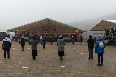Oamenii au asistat la slujba ţinută pe o scenă