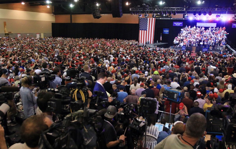 VIDEO | Incidente în Phoenix, la un miting al președintelui Trump. Poliția a folosit cu gaze lacrimogene