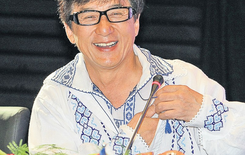EXCLUSIV. Un actor supergrăbit | Jackie Chan vede România doar din poze