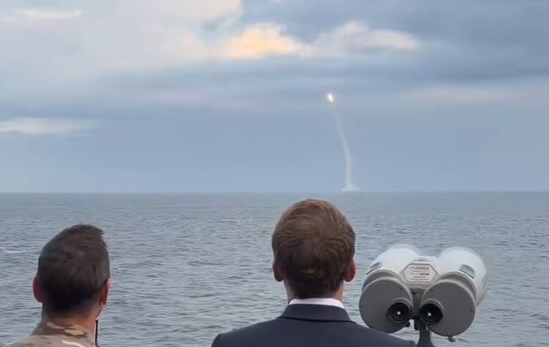 Emmanuel Macron (dreapta) asistă la testarea rachetei îmbunătățite M51 Sursa foto captură X @EmmanuelMacron