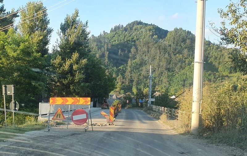 În Maramureș, „Drumul Groazei” a devenit „Șantierul Groazei”. Primarii, revoltați de modul în care este reabilitat DJ 186 de fosta firmă a unor interlopi!