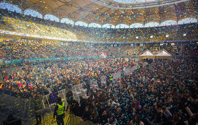 Mii de tineri la minus 5 grade Celsius pe Stadionul Național din București la concertul de strângere de fonduri pentru Ucraina