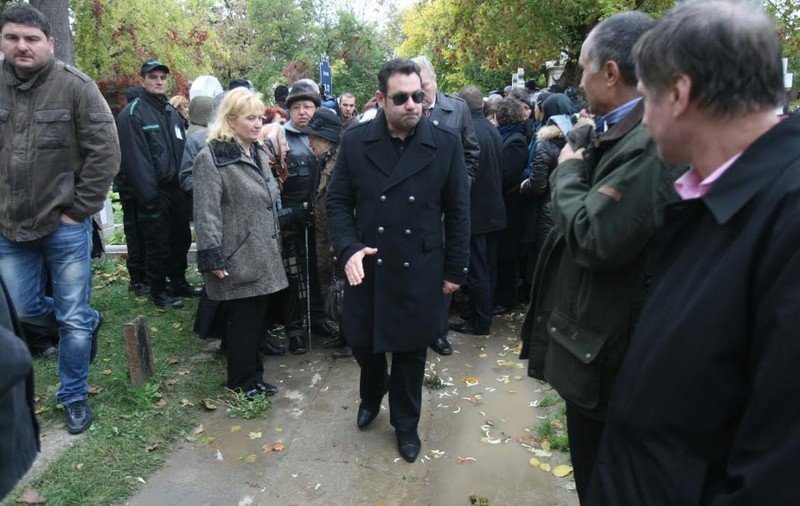 IONUŢ DOLĂNESCU, ÎMPIETRIT DE DURERE la ÎNMORMÂNTAREA BUNICII! AŞEZATĂ ÎN GROAPĂ, LÂNGĂ FIUL EI IUBIT, rapsodul ION DOLĂNESCU! FOTO