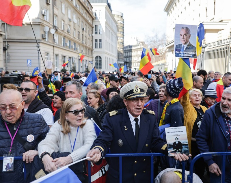 Călin Georgescu și-a depus candidatura la președinție la BEC: „A doua oară nu voi mai fi interzis, pentru că vor fi judecați de toate instanțele” | VIDEO