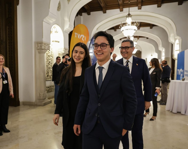Imagini rare cu doi dintre copiii lui Victor Ponta. Cum au fost fotografiați Andrei și Irina înaintea dezbaterii electorale de la TVR
