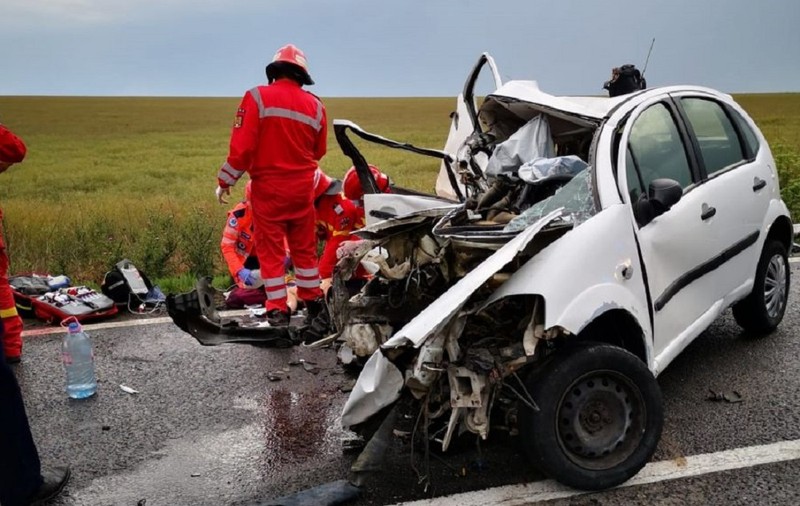 O tânără a murit, iar două persoane au fost rănite într-un accident rutier