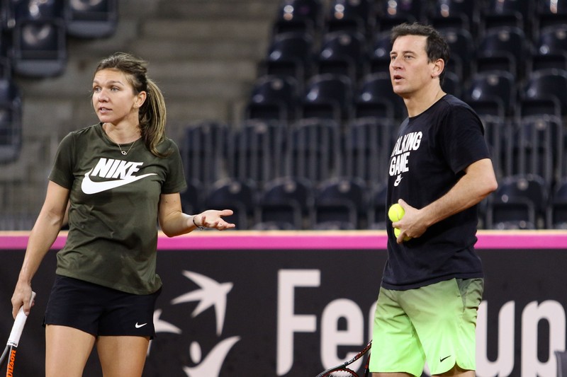 Andrei Pavel (dreapta) si jucatoarea Simona Halep (numarul 1 WTA la simplu, numarul 77 WTA la dublu) din reprezentativa Romaniei de tenis feminin, participa la un antrenament inainte de intalnirea dintre Romania si Elvetia, in Sala Polivalenta din Cluj-Napoca, miercuri, 18 aprilie 2018. © FOTO: Simion Sebastian Tataru / www.SportPictures.ro