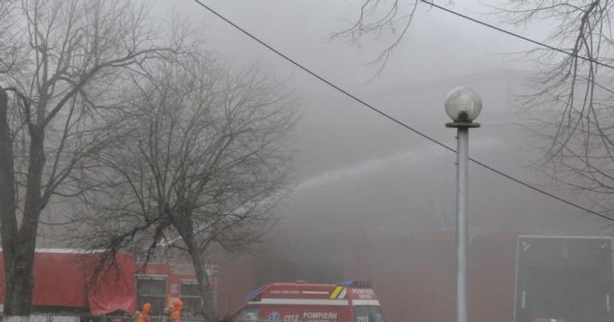 Incendiu în Bacău. Peste 100 de pompieri se luptă cu flăcările care au înghițit o fabrică de mezeluri