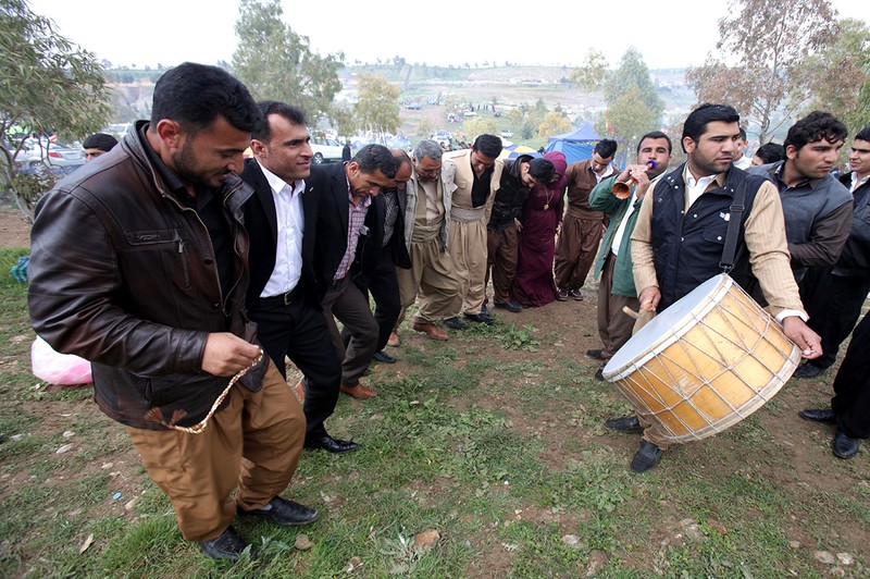Kurzii irakieni dansează un dans tradițional kurdu 'Dabka', în timp ce sărbătoresc Anul Nou persan sau 'Nowruz', în stațiunea Koya, în apropierea capitalei regiunii Kurdistan, Erbil, nordul Irakului. Foto EPA