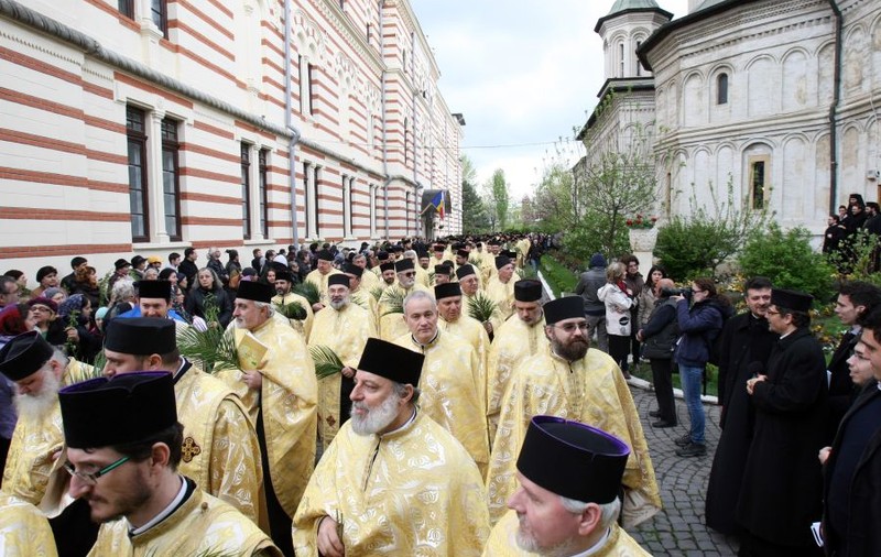 Aproape 4.000 de credincioşi şi preoţi au participat la PELERINAJUL DE FLORII din CAPITALĂ! | FOTO
