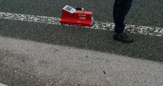 Polițiștii au măsurat nivelul de luminozitate al marcajelor. Foto: Blitz.bg