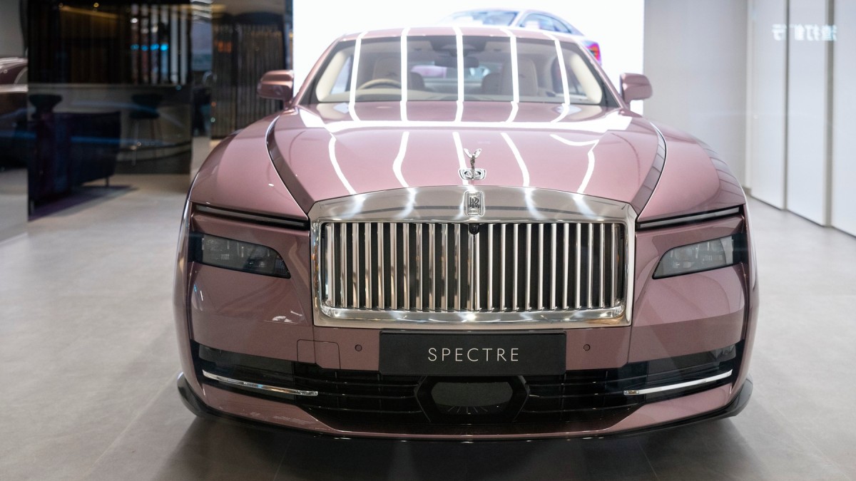 Mașină Rolls-Royce Spectre, roz.