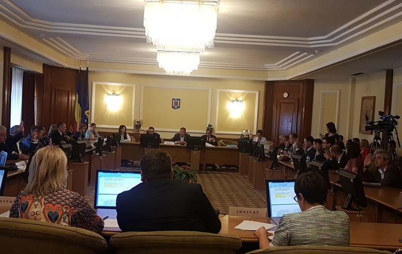 Legea pensiilor, raport de admitere, în comisiile reunite din Parlament. Intră la vot final miercuri, în plenul Camerei Deputaţilor